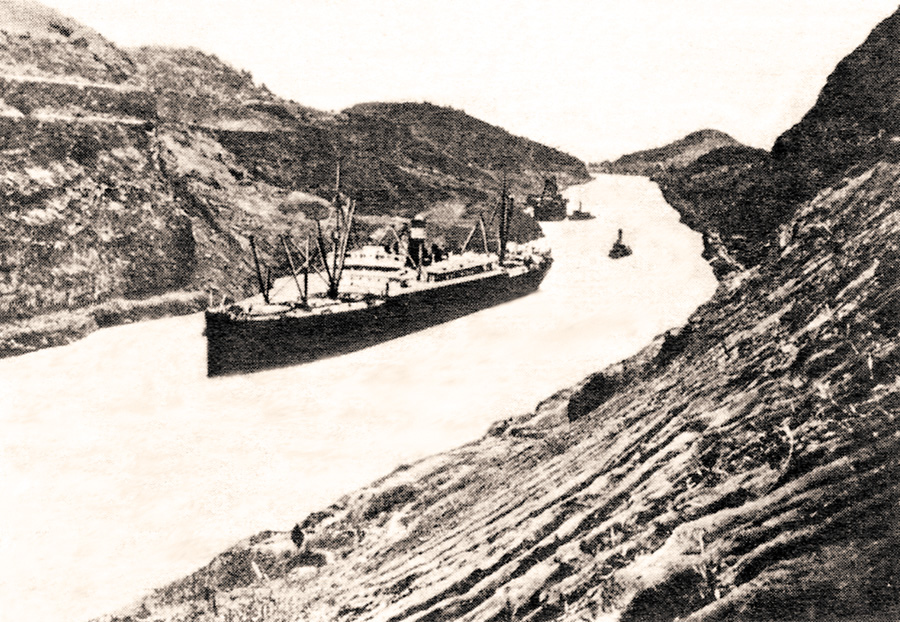 Історичний момент: перше судно проходить Панамським каналом. Фото надані автором